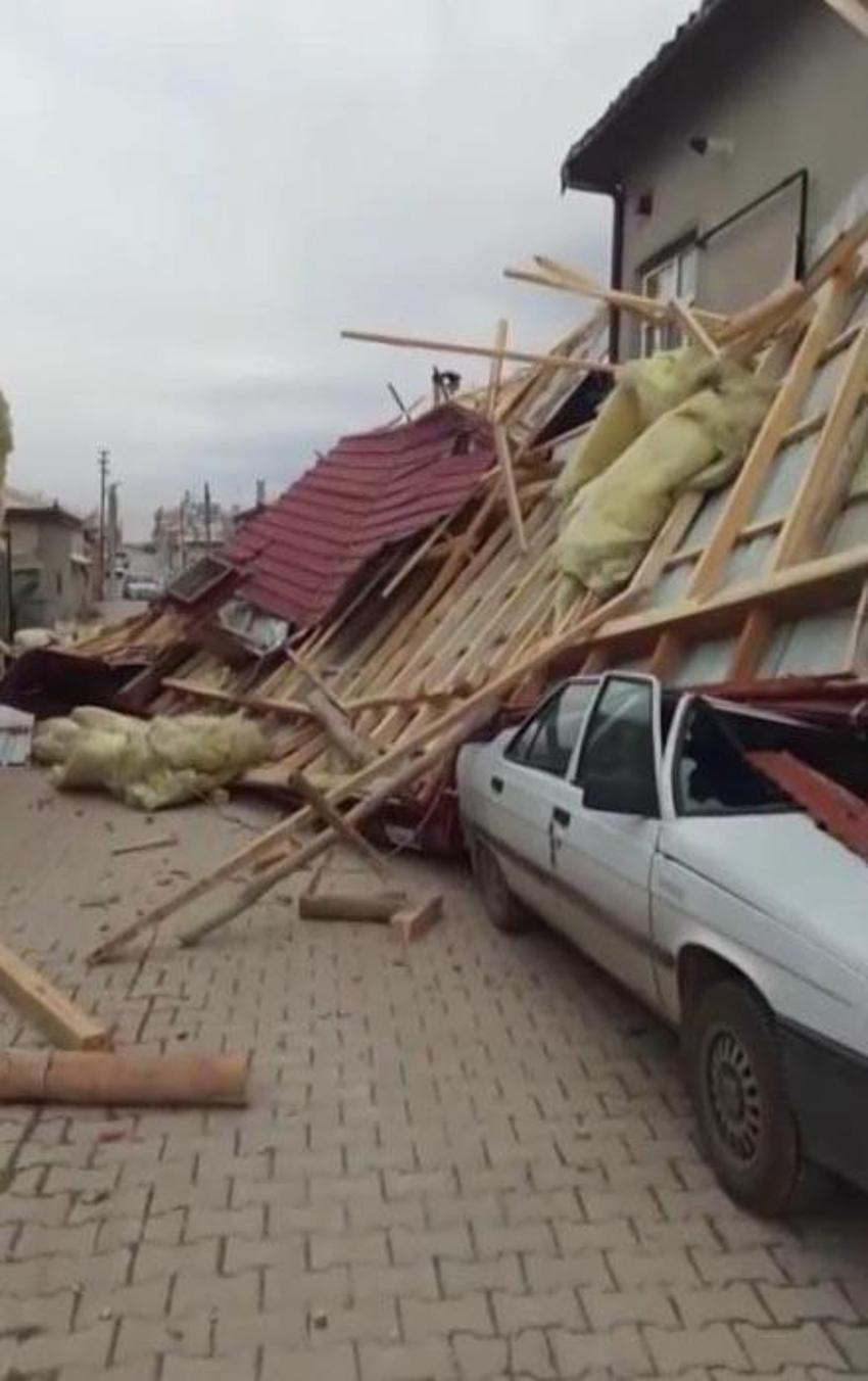 Konya'da fırtına etkili oldu; binaların çatısı uçtu, araçlar devrildi