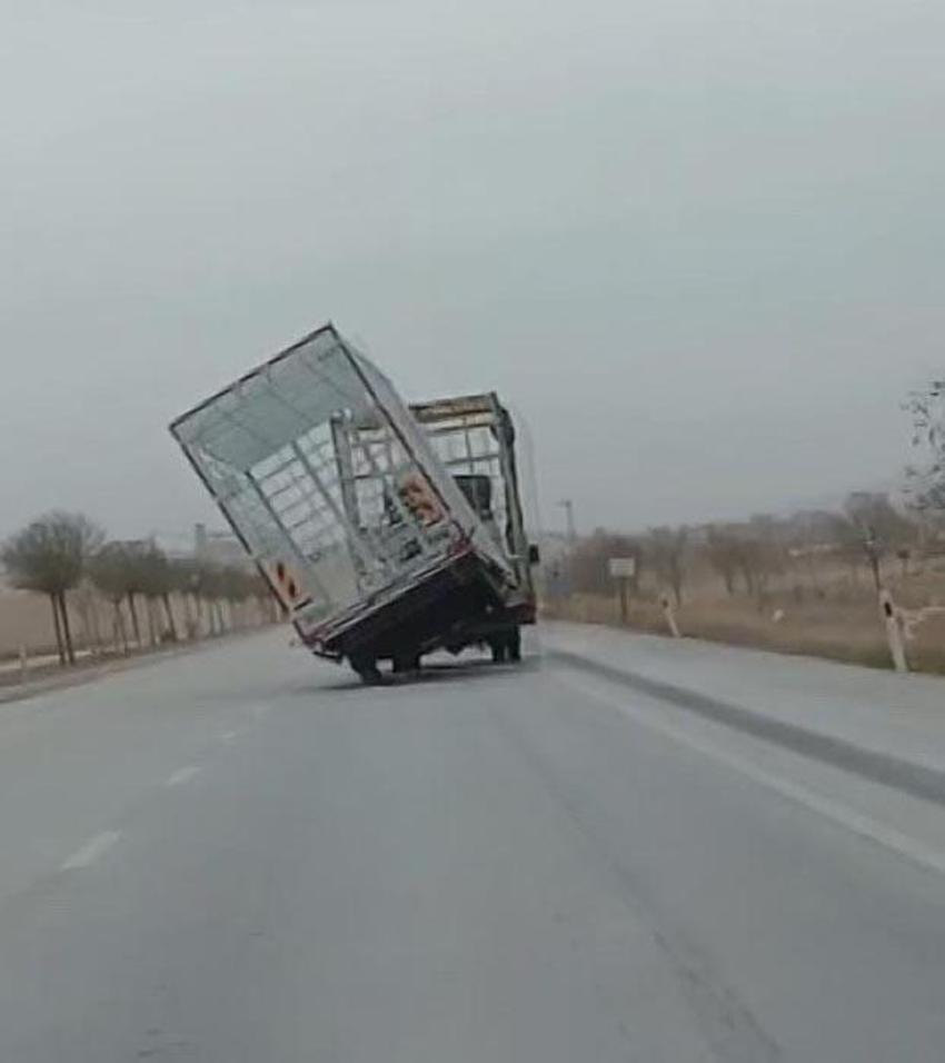 Konya'da fırtına etkili oldu; binaların çatısı uçtu, araçlar devrildi