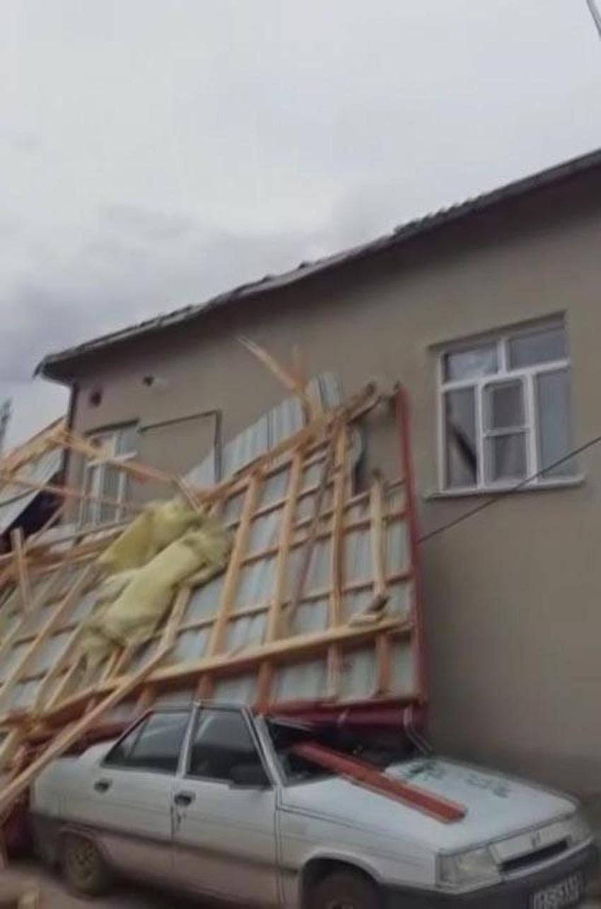 Konya'da fırtına etkili oldu; binaların çatısı uçtu, araçlar devrildi