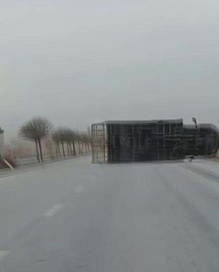 Konya'da fırtına etkili oldu; binaların çatısı uçtu, araçlar devrildi