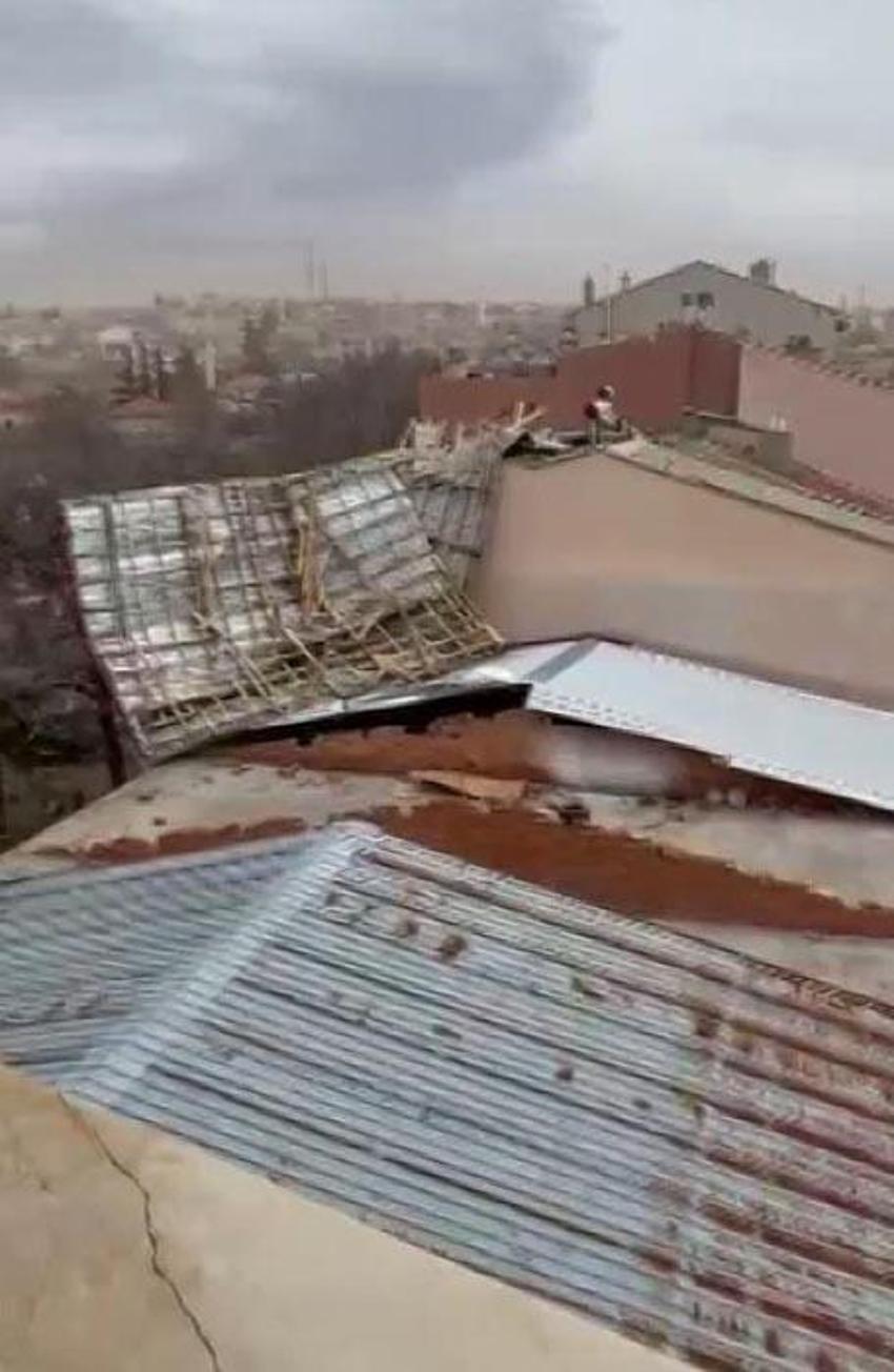 Konya'da fırtına etkili oldu; binaların çatısı uçtu, araçlar devrildi