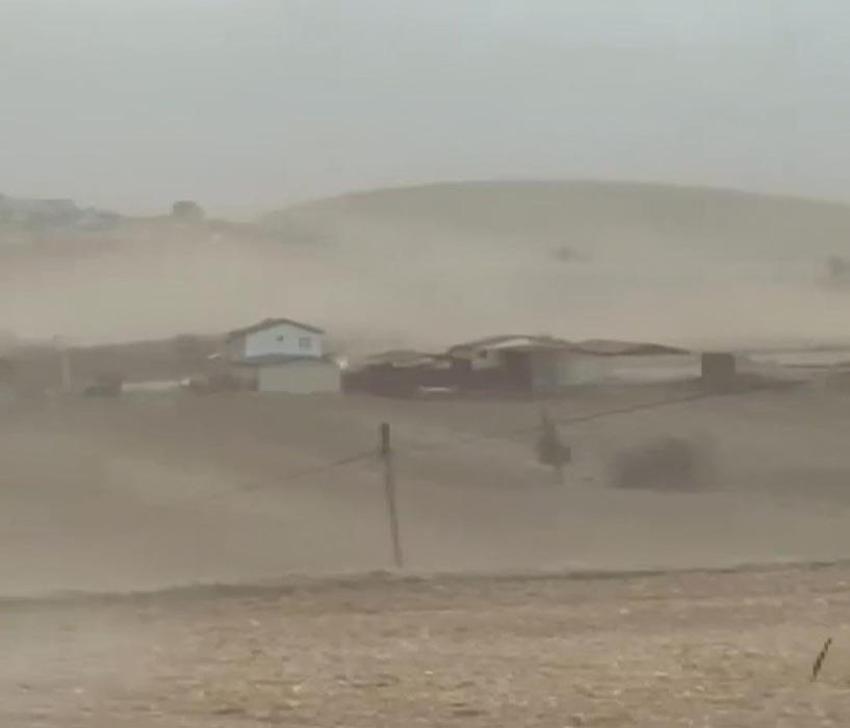 Konya'da fırtına etkili oldu; binaların çatısı uçtu, araçlar devrildi