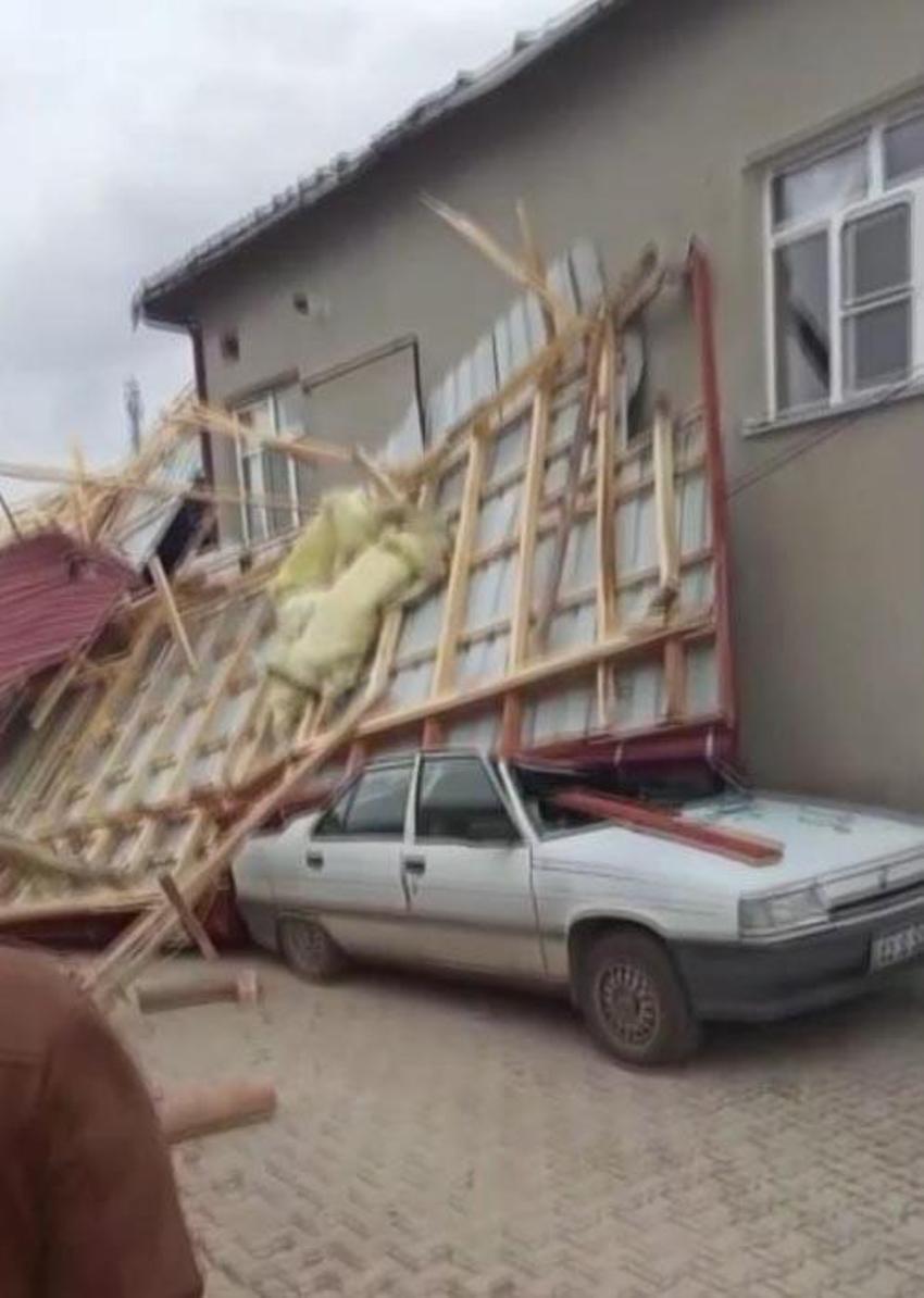 Konya'da fırtına etkili oldu; binaların çatısı uçtu, araçlar devrildi