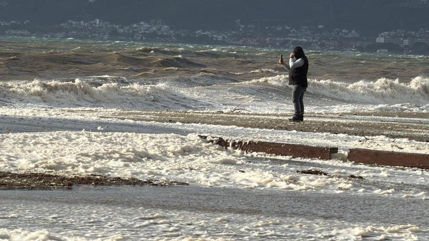Balıkesir Edremit'te sahil beyaza büründü! Vatandaşlar ilginç doğa olayını şaşkınlıkla izledi
