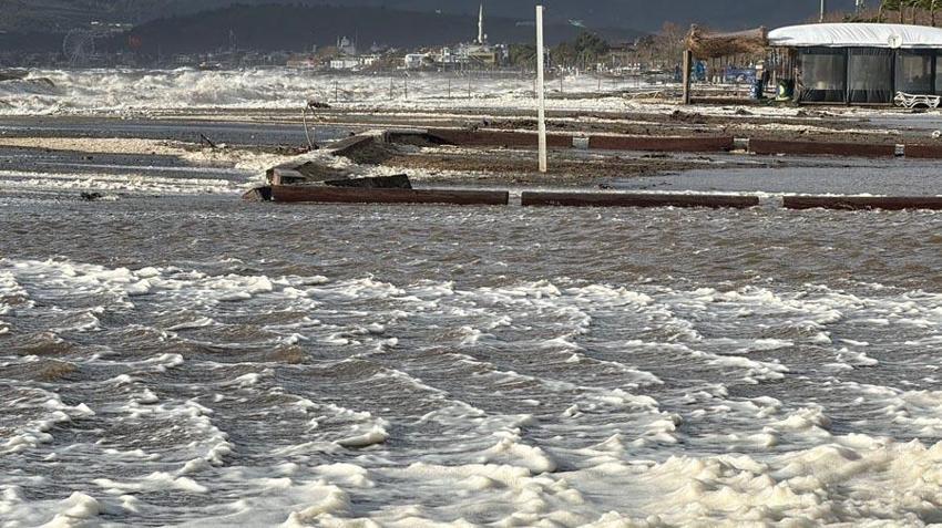 Balıkesir Edremit'te sahil beyaza büründü! Vatandaşlar ilginç doğa olayını şaşkınlıkla izledi