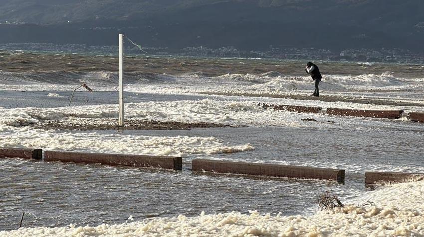 Balıkesir Edremit'te sahil beyaza büründü! Vatandaşlar ilginç doğa olayını şaşkınlıkla izledi