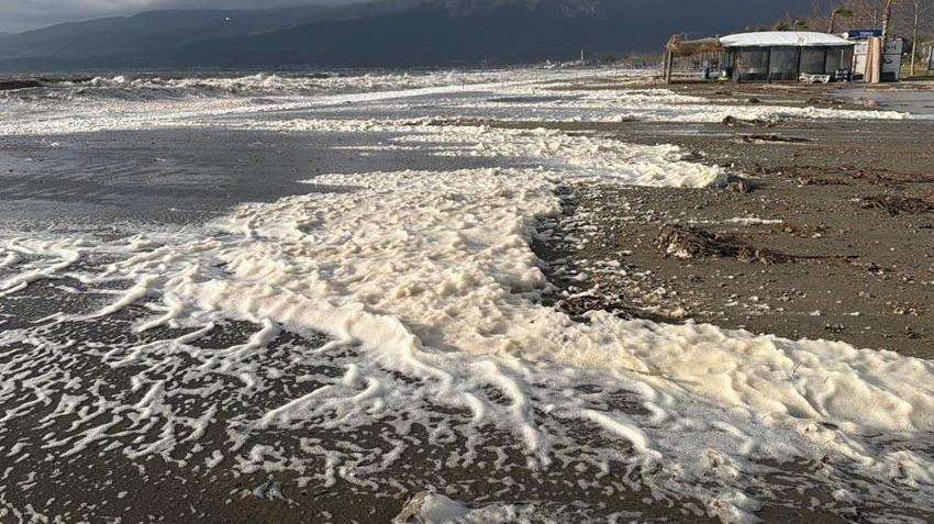 Balıkesir Edremit'te sahil beyaza büründü! Vatandaşlar ilginç doğa olayını şaşkınlıkla izledi