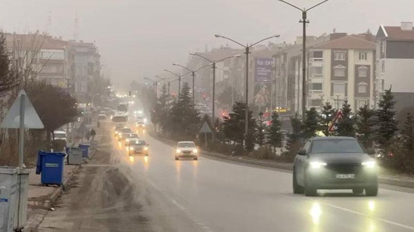 Konya'da kum fırtınası Altınekin ve Cihanbeyli ilçelerinde hayatı olumsuz ekliyor