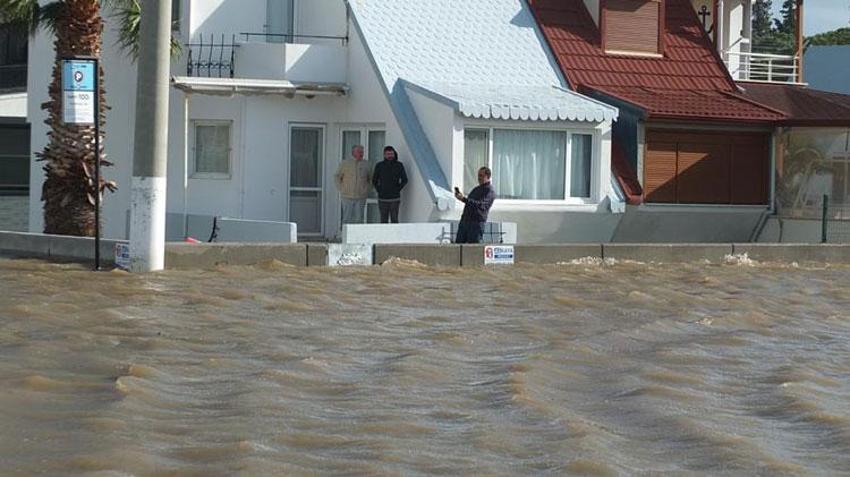 Venedik değil Balıkesir: Deniz kabardı evler sular içinde kaldı