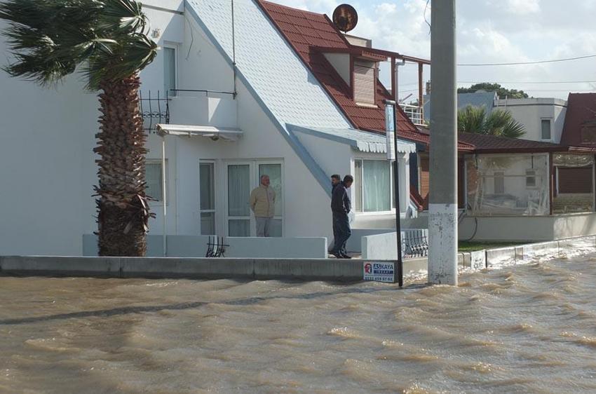Venedik değil Balıkesir: Deniz kabardı evler sular içinde kaldı