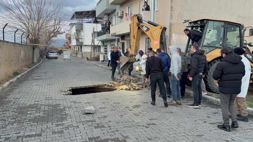 Manisa'da yol çöktü dehşet ortaya çıktı! İnsan kafatası ve kemikler bulundu