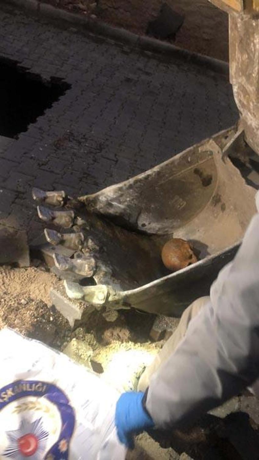 Manisa'da yol çöktü dehşet ortaya çıktı! İnsan kafatası ve kemikler bulundu