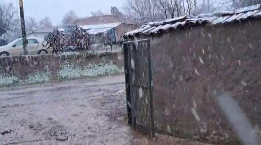 Kar yağışları Balkanlar üzerinden yurda giriş yaptı: Edirne'nin Hamzabeyli köyü beyaza büründü