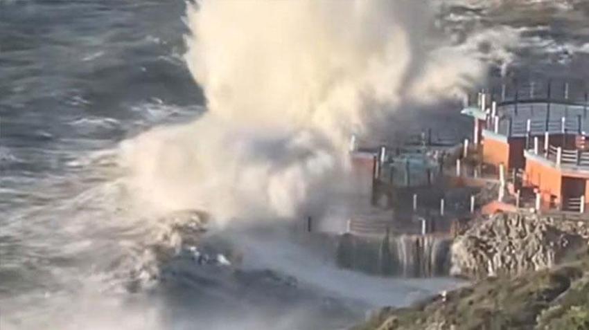 Aydın Kuşadası'nda sağanak ve kuvvetli fırtına etkili oldu, deniz kahverengiye döndü