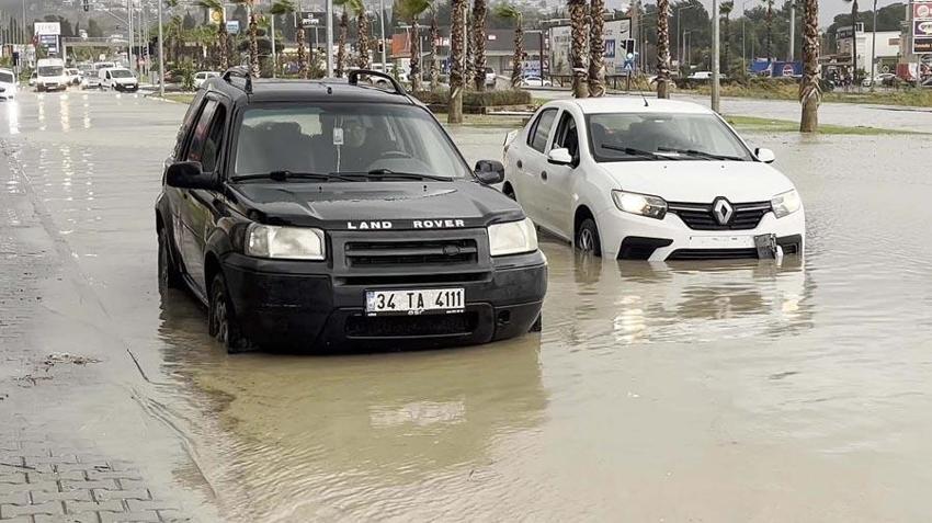 Aydın Kuşadası'nda sağanak ve kuvvetli fırtına etkili oldu, deniz kahverengiye döndü