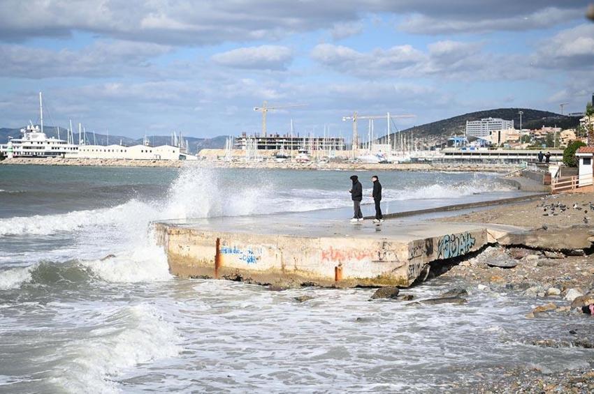 Aydın Kuşadası'nda sağanak ve kuvvetli fırtına etkili oldu, deniz kahverengiye döndü