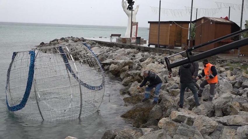 Aydın Kuşadası'nda sağanak ve kuvvetli fırtına etkili oldu, deniz kahverengiye döndü