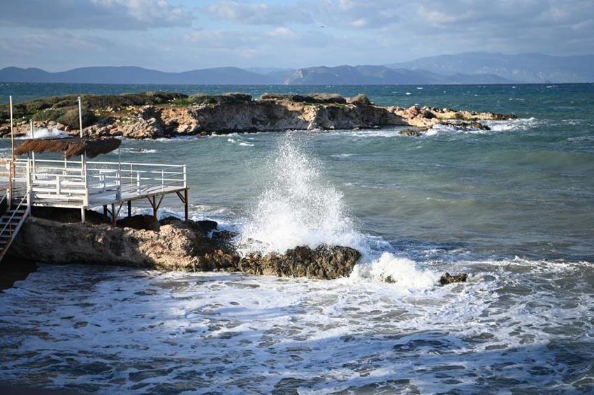 Aydın Kuşadası'nda sağanak ve kuvvetli fırtına etkili oldu, deniz kahverengiye döndü