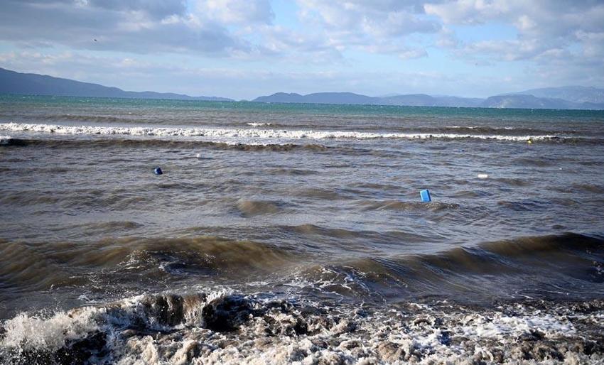 Aydın Kuşadası'nda sağanak ve kuvvetli fırtına etkili oldu, deniz kahverengiye döndü