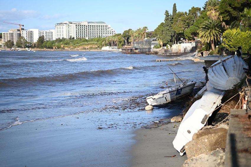 Aydın Kuşadası'nda sağanak ve kuvvetli fırtına etkili oldu, deniz kahverengiye döndü