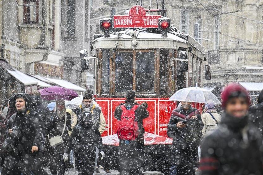 Lapa lapa kar yağışları ve sağanak yağışlar dondurucu soğuklarla beraber dönüyor! Meteoroloji 27 ili uyardı