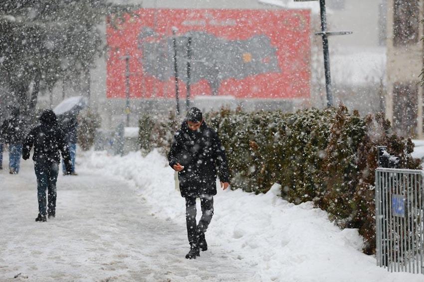 Lapa lapa kar yağışları ve sağanak yağışlar dondurucu soğuklarla beraber dönüyor! Meteoroloji 27 ili uyardı