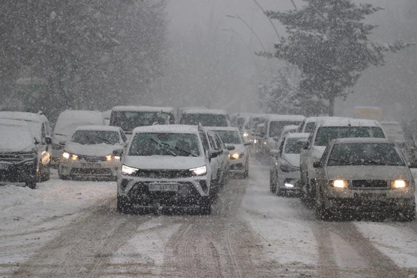 Lapa lapa kar yağışları ve sağanak yağışlar dondurucu soğuklarla beraber dönüyor! Meteoroloji 27 ili uyardı