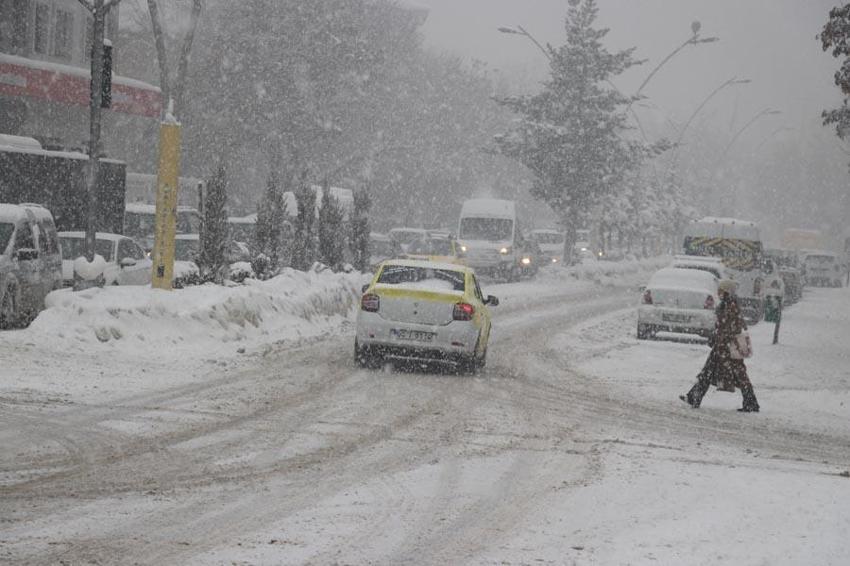 Lapa lapa kar yağışları ve sağanak yağışlar dondurucu soğuklarla beraber dönüyor! Meteoroloji 27 ili uyardı