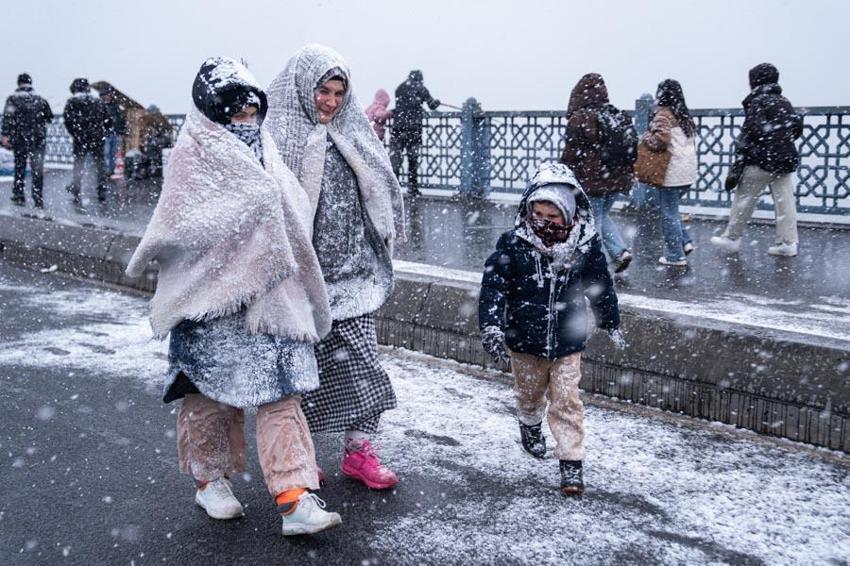 Lapa lapa kar yağışları ve sağanak yağışlar dondurucu soğuklarla beraber dönüyor! Meteoroloji 27 ili uyardı