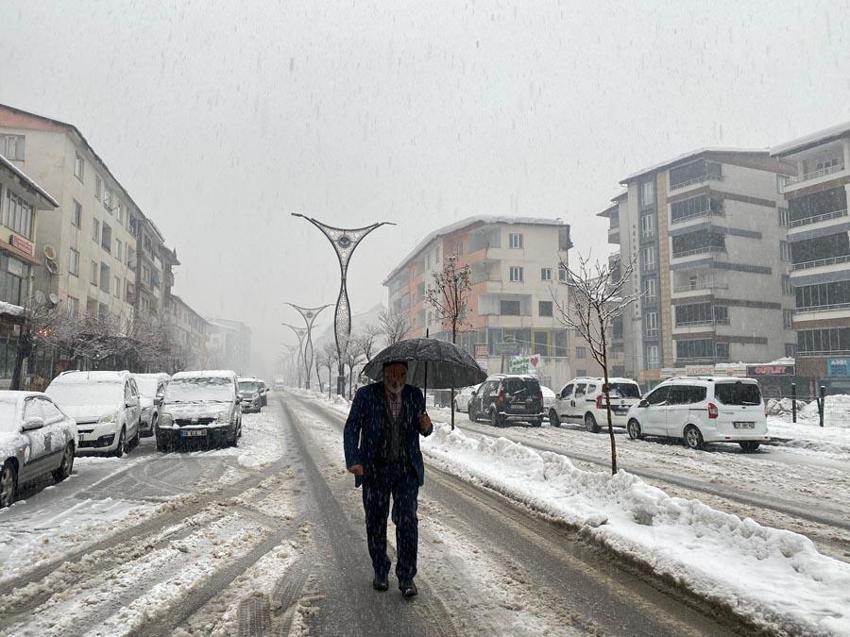 Lapa lapa kar yağışları ve sağanak yağışlar dondurucu soğuklarla beraber dönüyor! Meteoroloji 27 ili uyardı