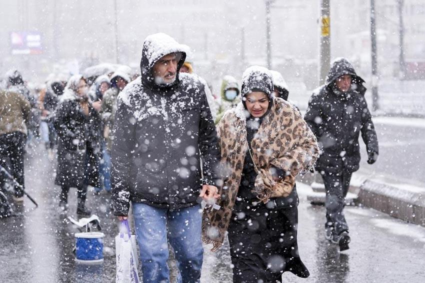 Lapa lapa kar yağışları ve sağanak yağışlar dondurucu soğuklarla beraber dönüyor! Meteoroloji 27 ili uyardı