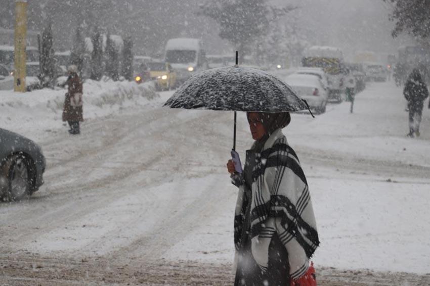 Lapa lapa kar yağışları ve sağanak yağışlar dondurucu soğuklarla beraber dönüyor! Meteoroloji 27 ili uyardı