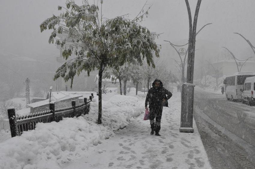 Lapa lapa kar yağışları ve sağanak yağışlar dondurucu soğuklarla beraber dönüyor! Meteoroloji 27 ili uyardı