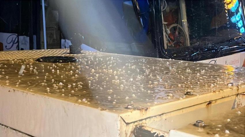 Hatay'da dolu yağışı şehri beyaza bürüdü