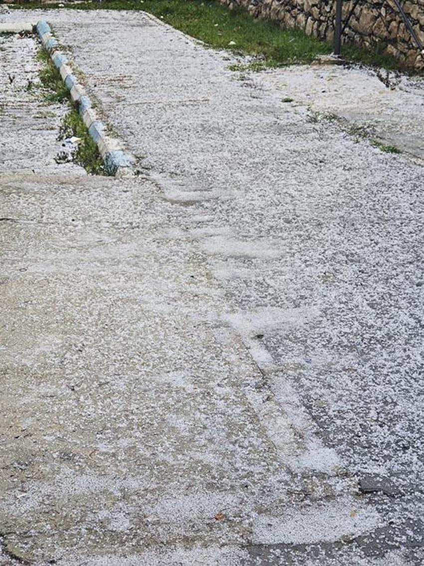 Hatay'da dolu yağışı şehri beyaza bürüdü