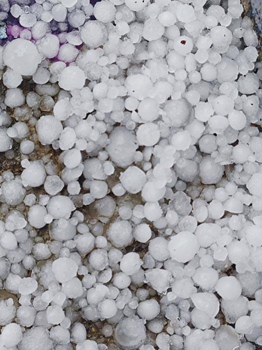 Hatay'da dolu yağışı şehri beyaza bürüdü