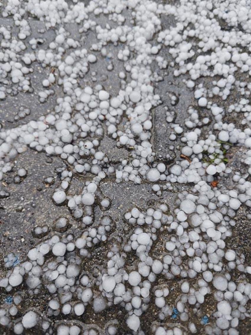 Hatay'da dolu yağışı şehri beyaza bürüdü