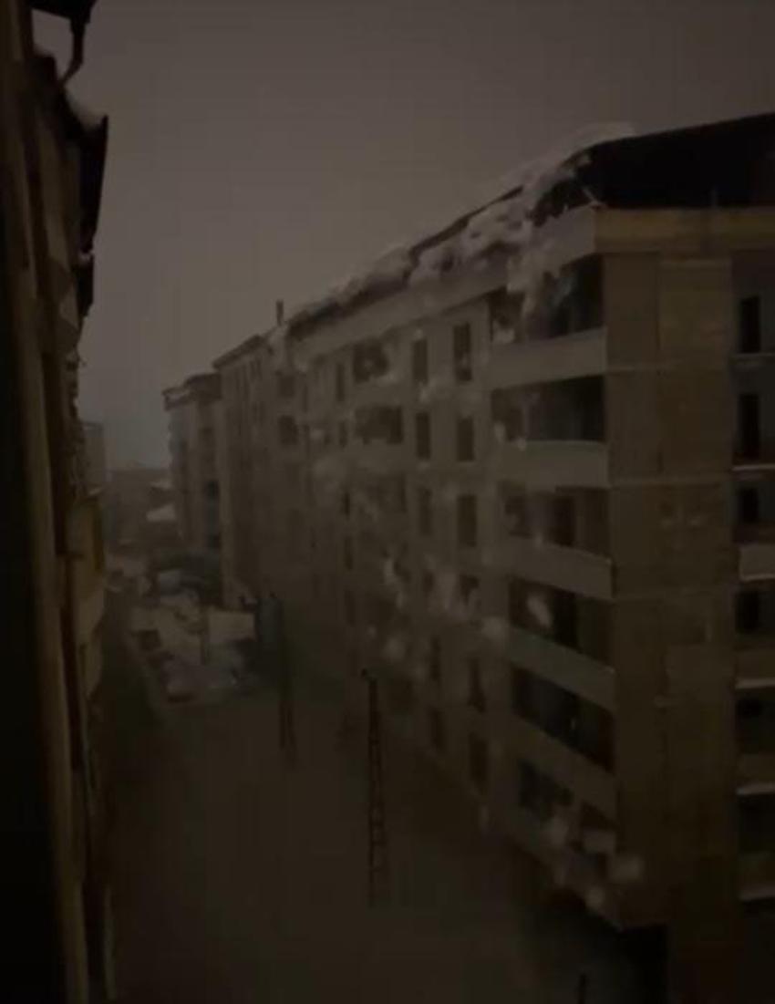 Hakkari Şemdinli'de tonlarca ağırlıktaki kar kütlesi elektrik direklerini devirdi