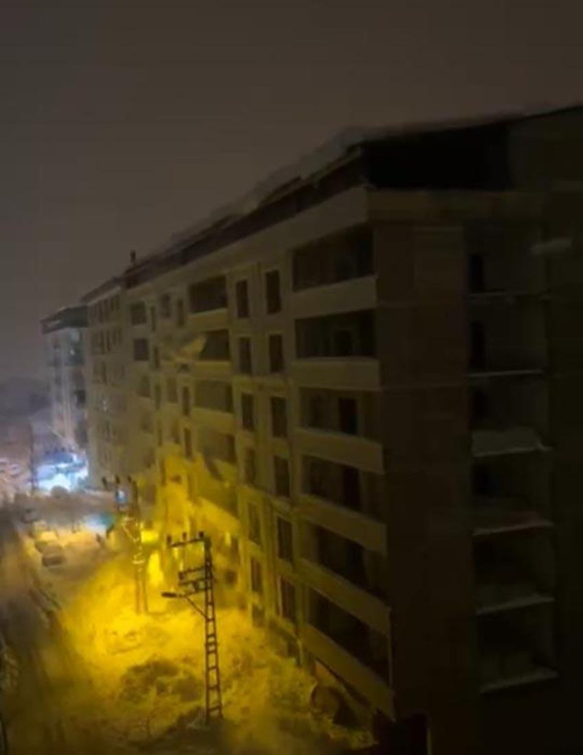 Hakkari Şemdinli'de tonlarca ağırlıktaki kar kütlesi elektrik direklerini devirdi