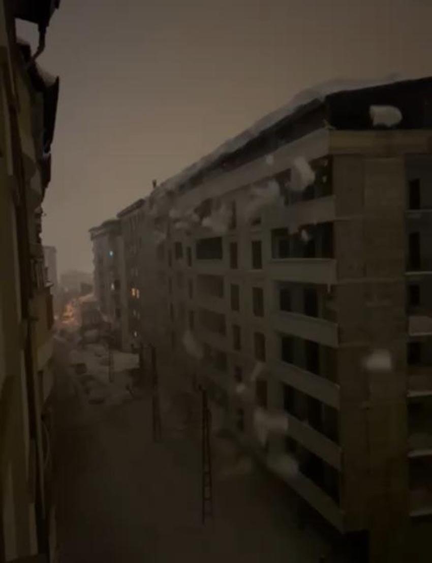 Hakkari Şemdinli'de tonlarca ağırlıktaki kar kütlesi elektrik direklerini devirdi