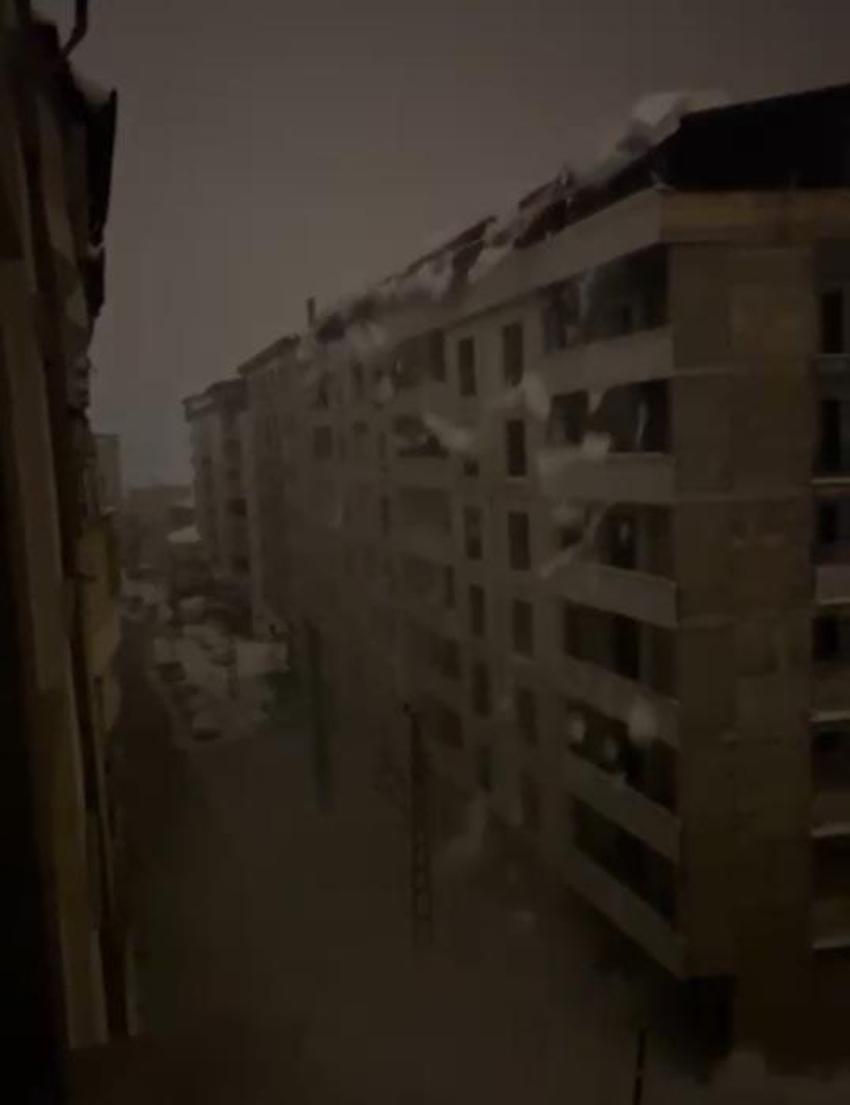 Hakkari Şemdinli'de tonlarca ağırlıktaki kar kütlesi elektrik direklerini devirdi