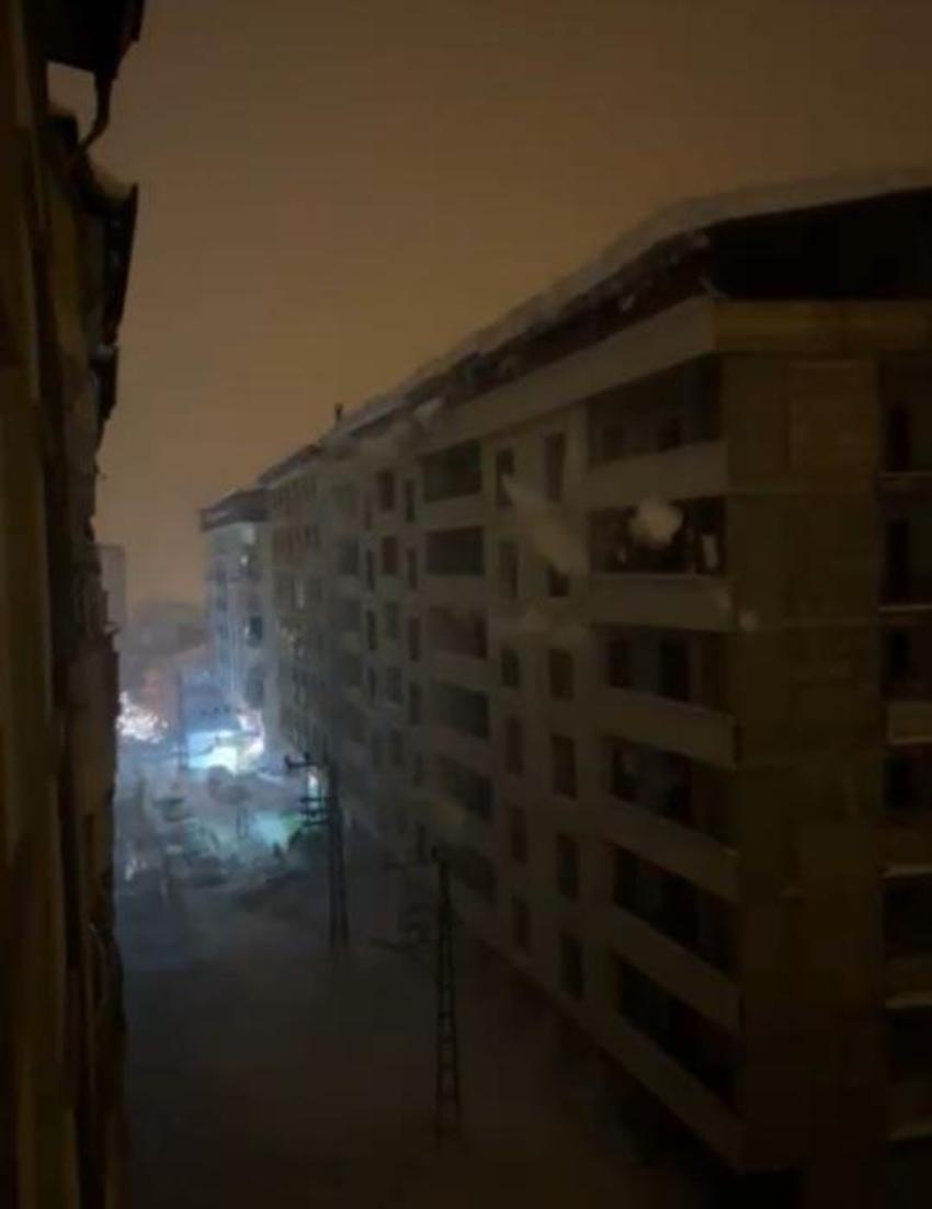 Hakkari Şemdinli'de tonlarca ağırlıktaki kar kütlesi elektrik direklerini devirdi