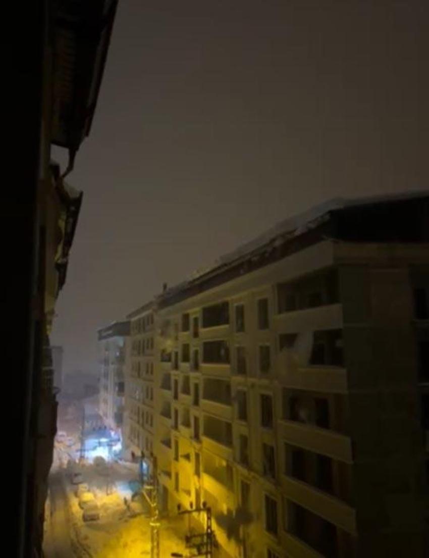 Hakkari Şemdinli'de tonlarca ağırlıktaki kar kütlesi elektrik direklerini devirdi