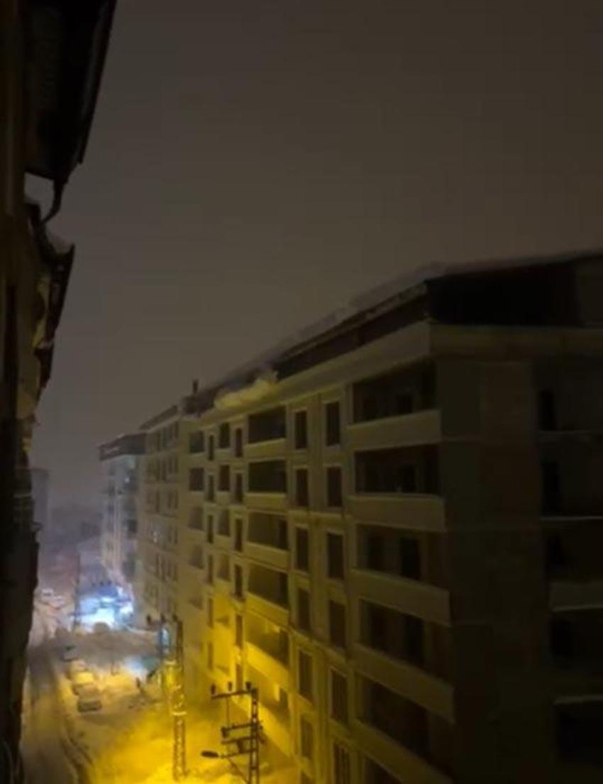 Hakkari Şemdinli'de tonlarca ağırlıktaki kar kütlesi elektrik direklerini devirdi