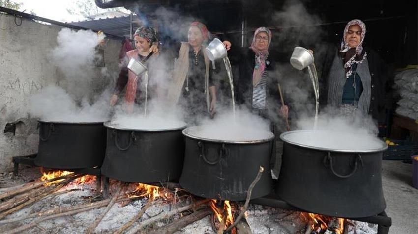 Adanalı kadınlar servet üretiyor! Tarlada 5, kazanda 300 lira! Türkiye'nin her yerinden sipariş yağıyor