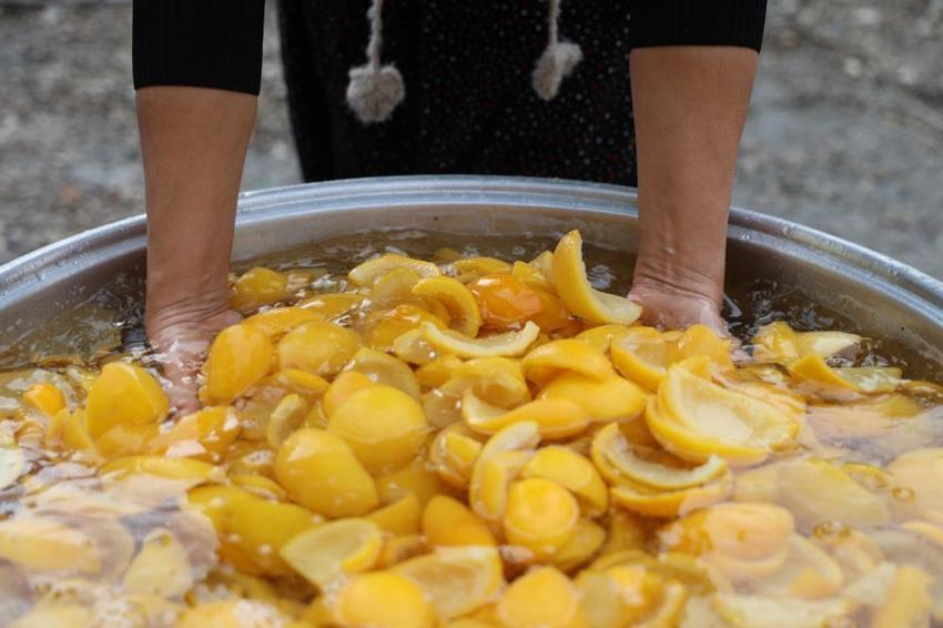 Adanalı kadınlar servet üretiyor! Tarlada 5, kazanda 300 lira! Türkiye'nin her yerinden sipariş yağıyor