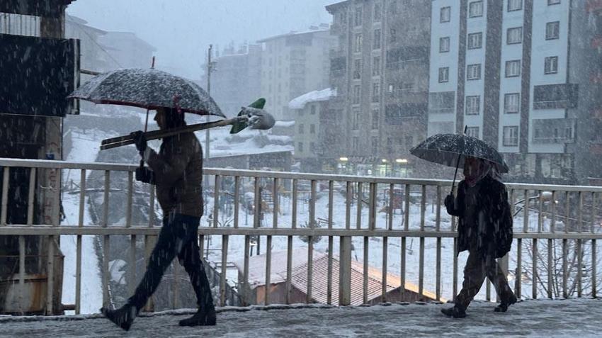 Kar yağışı ve kuvvetli fırtına geliyor: Meteoroloji 48 ili uyardı, Prof. Dr. Orhan Şen tarih vererek açıkladı: İstanbul'a kar aniden bastıracak