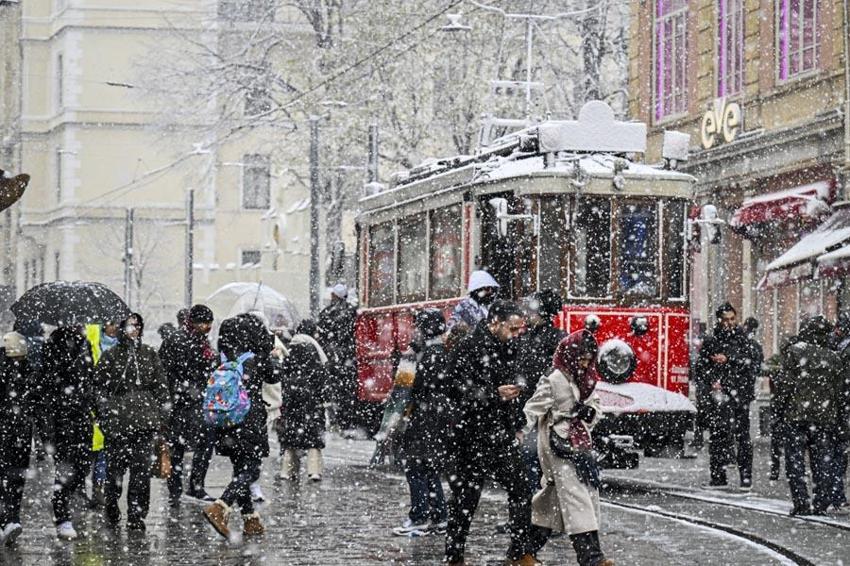 Kar yağışı ve kuvvetli fırtına geliyor: Meteoroloji 48 ili uyardı, Prof. Dr. Orhan Şen tarih vererek açıkladı: İstanbul'a kar aniden bastıracak