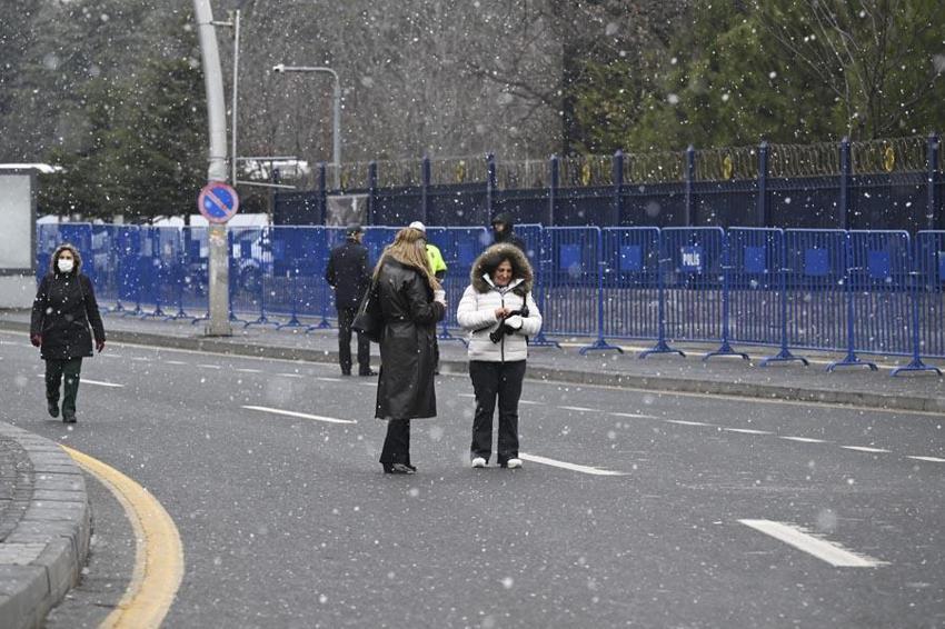 Kar yağışı ve kuvvetli fırtına geliyor: Meteoroloji 48 ili uyardı, Prof. Dr. Orhan Şen tarih vererek açıkladı: İstanbul'a kar aniden bastıracak
