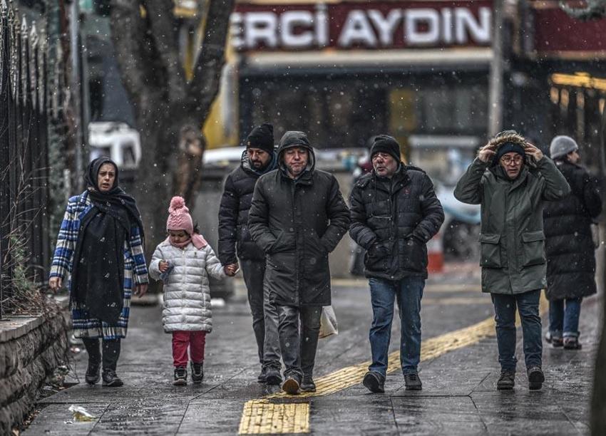 Kar yağışı ve kuvvetli fırtına geliyor: Meteoroloji 48 ili uyardı, Prof. Dr. Orhan Şen tarih vererek açıkladı: İstanbul'a kar aniden bastıracak